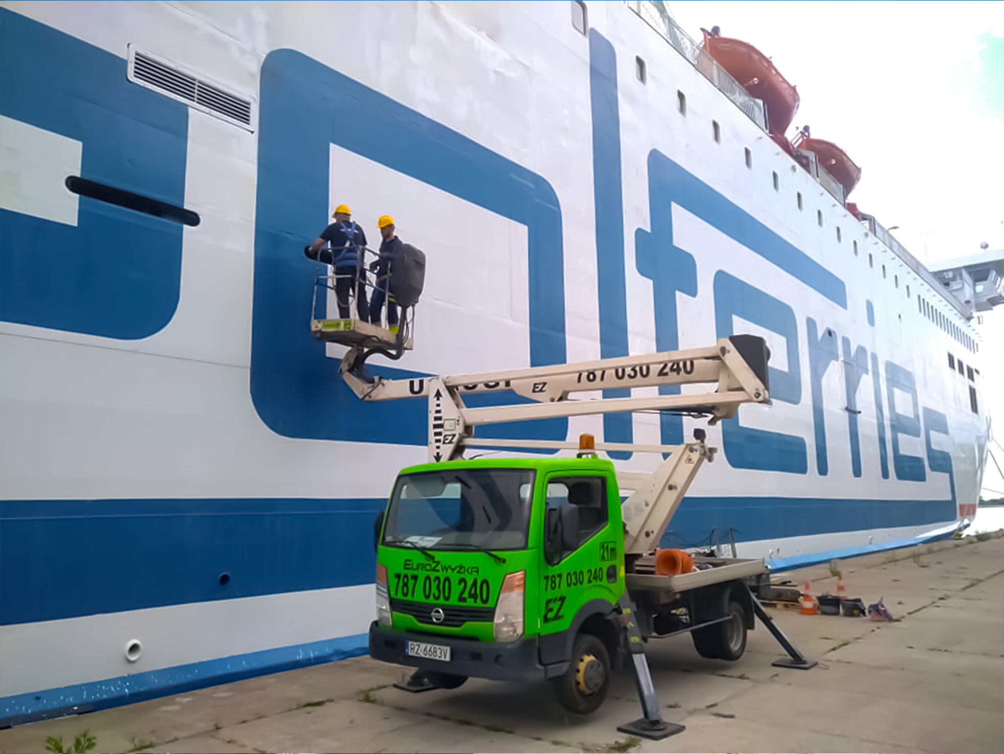 Prace podnośnikowe przy promie Polferries Szczecin